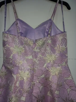 Vestido Chi Chi London floral morado y dorado