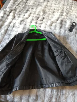 Cazadora de cuero negra