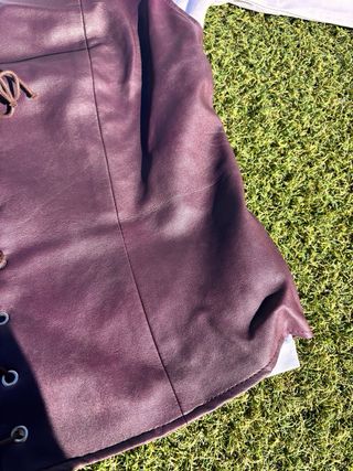 Traje medieval mujer púrpura y blanco