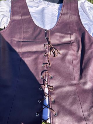 Traje medieval mujer púrpura y blanco