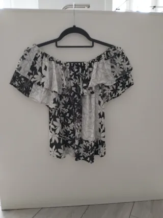 Camiseta floral sin hombros