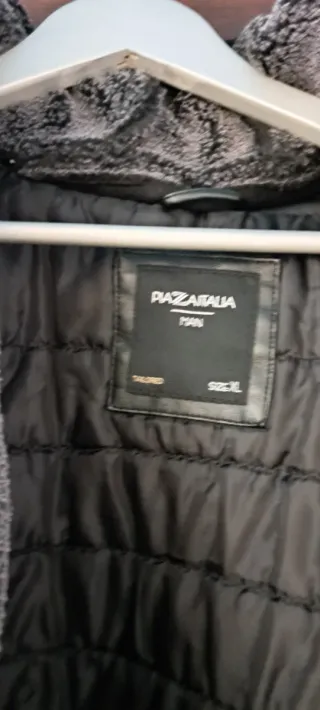 Giacca in pelle nera con cappuccio