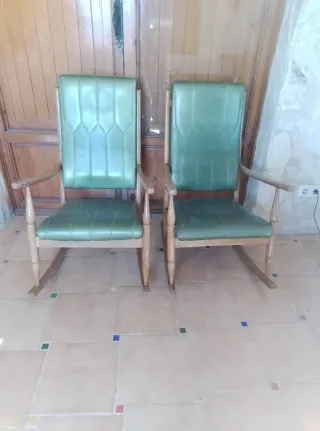 2 Mecedoras de Madera y Piel Sintética