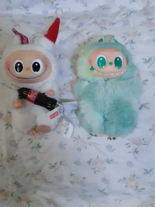 Dos peluches Labubu