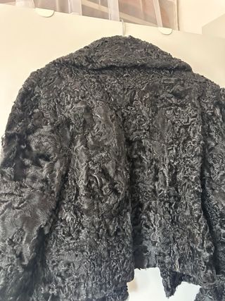 Abrigo de pelo de astracán negro