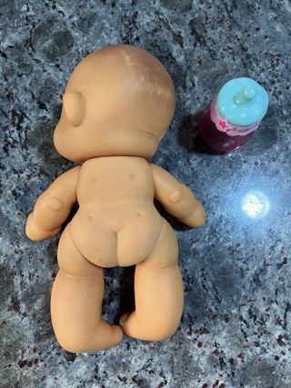 Muñeco bebé con biberón