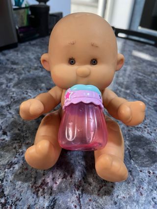 Muñeco bebé con biberón