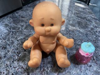 Muñeco bebé con biberón