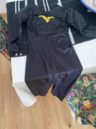 Disfraz infantil negro con logo