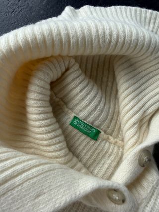 Jersey Benetton cuello alto botones crema