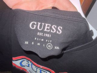 Camiseta Guess Negra Logo Triángulo