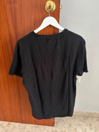 Camiseta Guess Negra Logo Triángulo