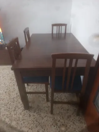 Mesa de comedor y 4 sillas