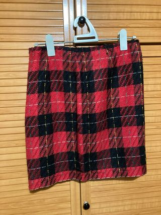 Falda de cuadros roja y negra