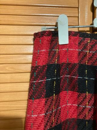 Falda de cuadros roja y negra