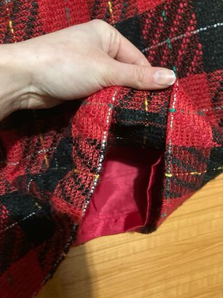 Falda de cuadros roja y negra