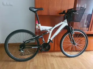 Bicicleta Montaña Blanca y Negra