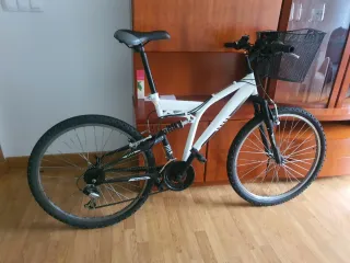 Bicicleta Montaña Blanca y Negra