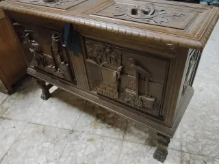 Baúl de madera tallada