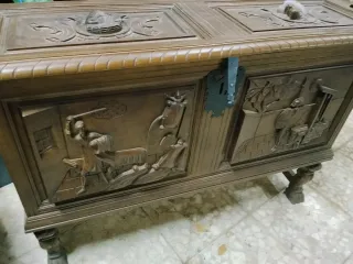 Baúl de madera tallada