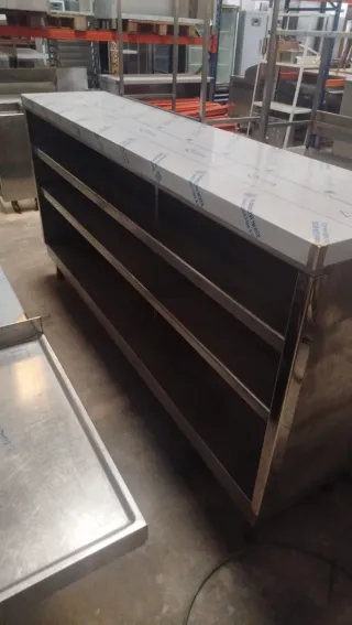 Mueble de acero inoxidable con estantes