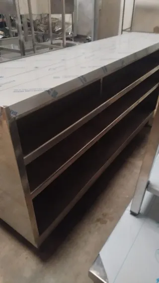 Mueble de acero inoxidable con estantes