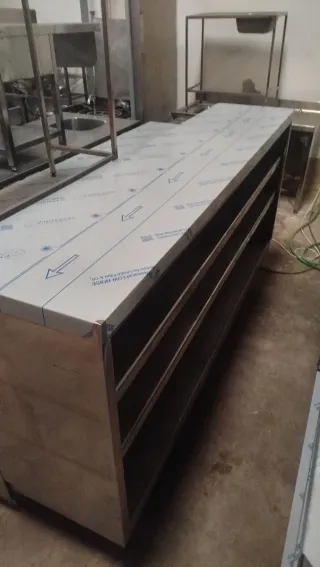 Mueble de acero inoxidable con estantes