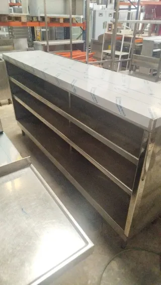 Mueble de acero inoxidable con estantes