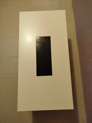 Mesa baja blanca con cristal negro