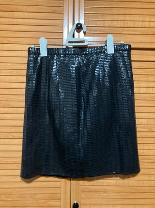 Falda negra efecto piel