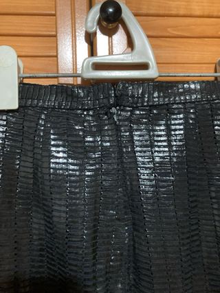 Falda negra efecto piel