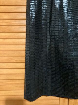 Falda negra efecto piel