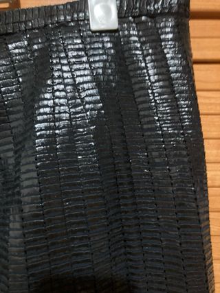 Falda negra efecto piel