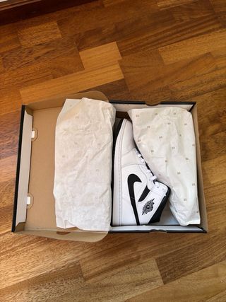 Nike Air Jordan 1 Mid Blancas y Negras