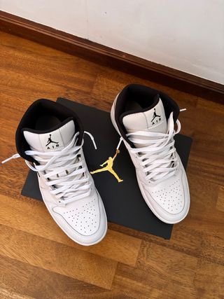 Nike Air Jordan 1 Mid Blancas y Negras