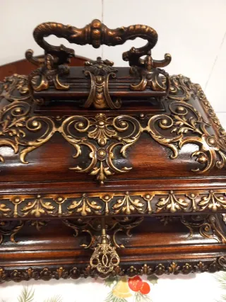 Baúl antiguo madera caoba marquetería bronce