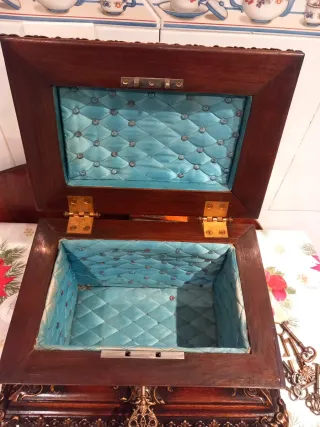 Baúl antiguo madera caoba marquetería bronce