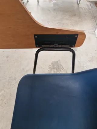 Silla con pupitre de Robin Day.