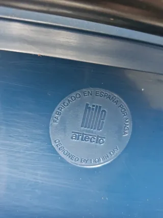 Silla con pupitre de Robin Day.