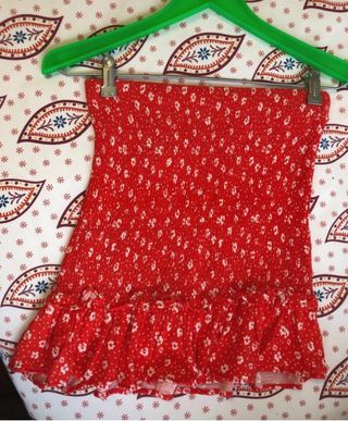Falda Bershka roja floral M