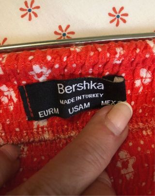 Falda Bershka roja floral M