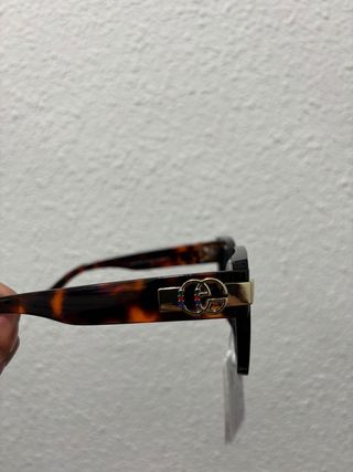 Gafas de sol negras y marrones