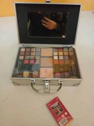 Maletín de maquillaje plateado