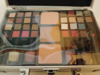 Maletín de maquillaje plateado