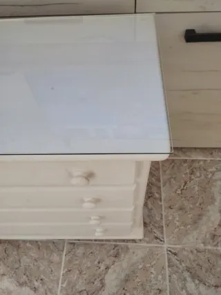 Cómoda de madera pintada en blanco