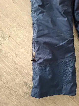 Pantalón de esquí para niños de doce catorce años.