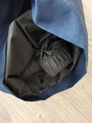 Pantalón de esquí para niños de doce catorce años.