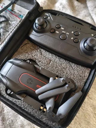 Dron con cámara plegable