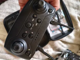 Dron con cámara plegable