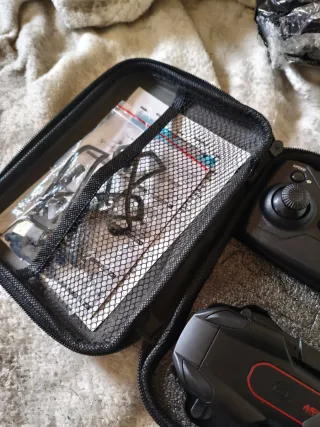 Dron con cámara plegable